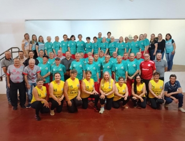 Idosos Mercedenses que irão à jogos em Guaratuba recebem novos uniformes